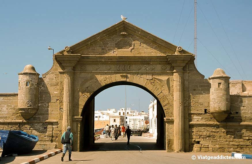 La puerta Bab El Marsa de acceso a la medina de Esauira