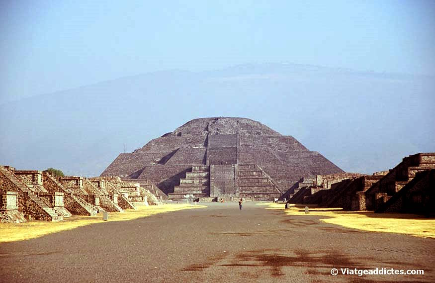 Vista frontal de la Pirámide del Sol