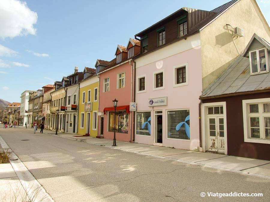 Vista d'un carrer de la bonica i tranquil·la ciutat de Cetinje