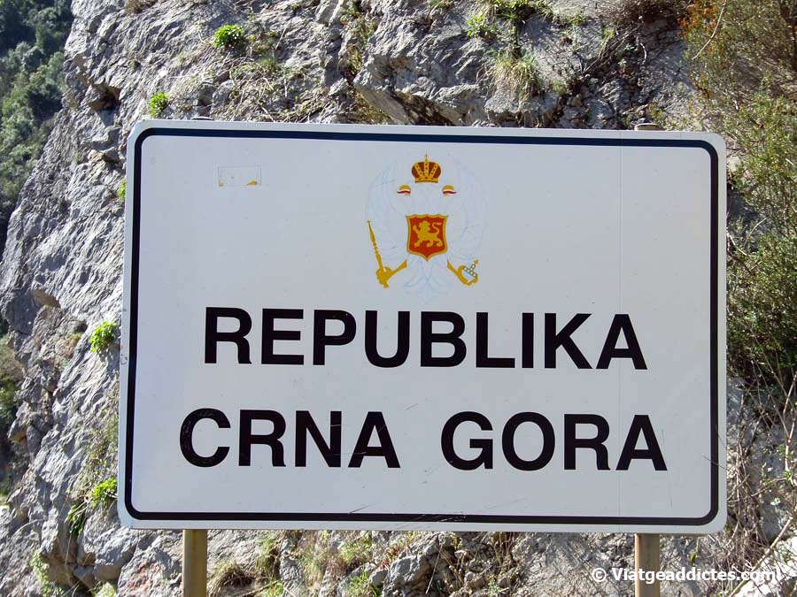 Senyal amb el nom de Montenegro en montenegrí (Debeli Brijeg)