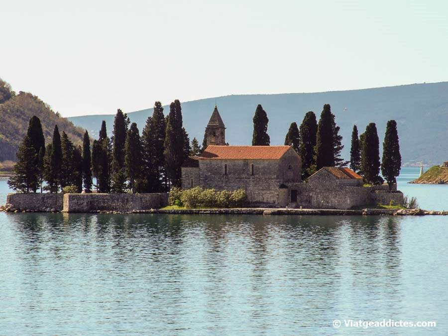 Vista sobre l'illa Sveti Dorde i el seu monestir i cementiri