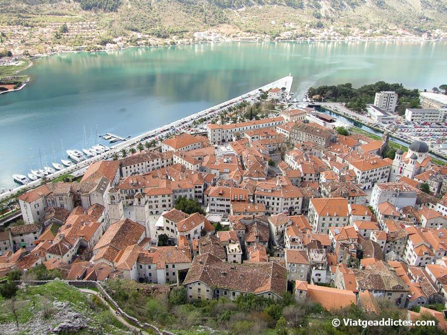 Vista sobre la ciutat medieval i la badia de Kotor