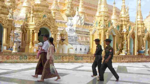 Soldats a la Swedagon Pagoda,<br />gairebé buida després de les protestes