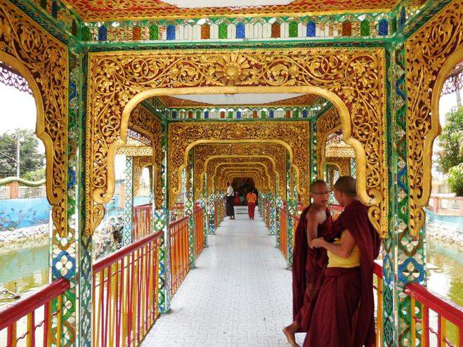 Interior de la Pagoda Botahtaung