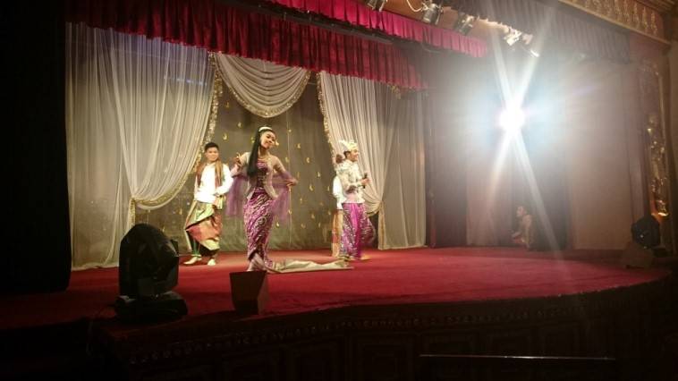 Espectáculo de danza en el Karaweik Palace