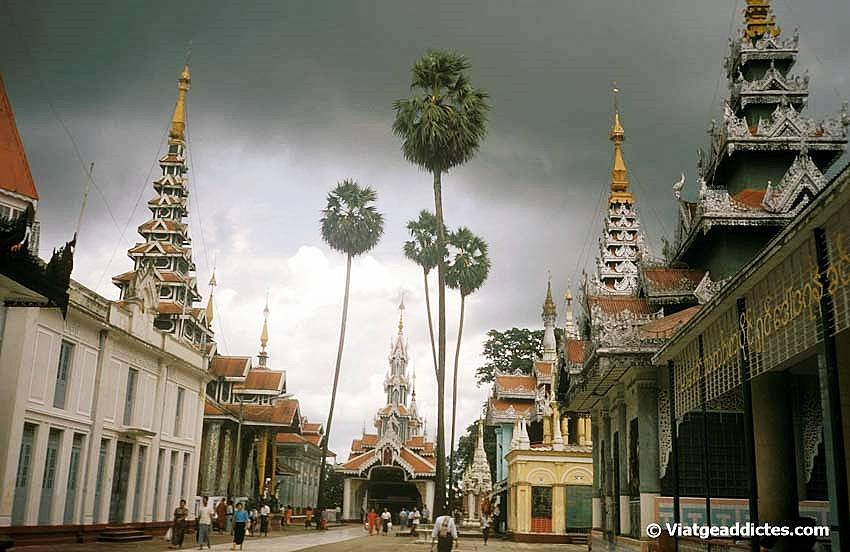 Entrada a la pagoda Swedagon, en Yangon (Myanmar)