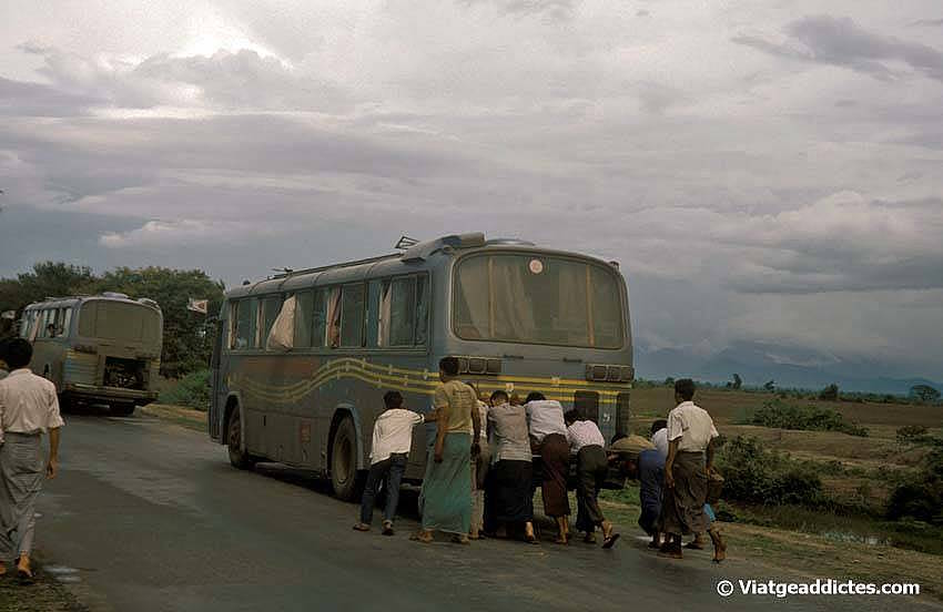 Avaria al nostre autobús a Mandalay (Myanmar)