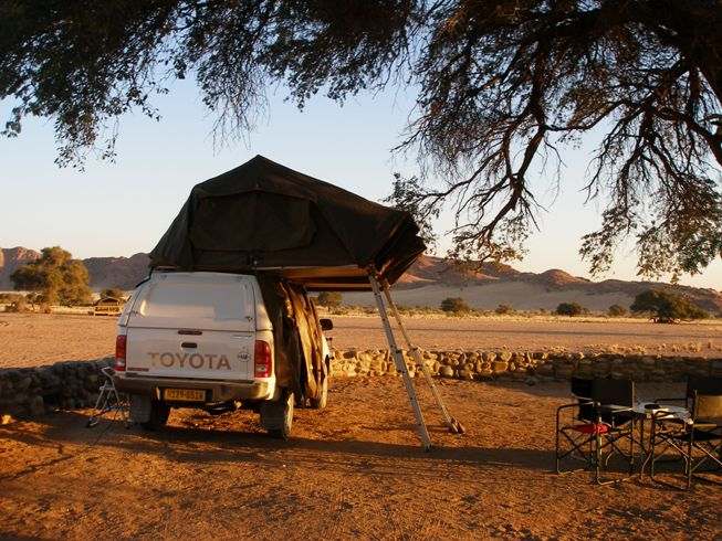 Vehicle amb «roof tent»