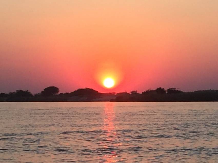 Posta de sol sobre el riu Okavango