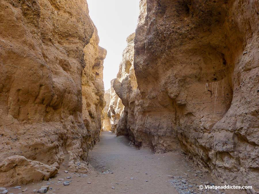 En l'interior del Canyó de Sesriem, en un dels trams més estrets