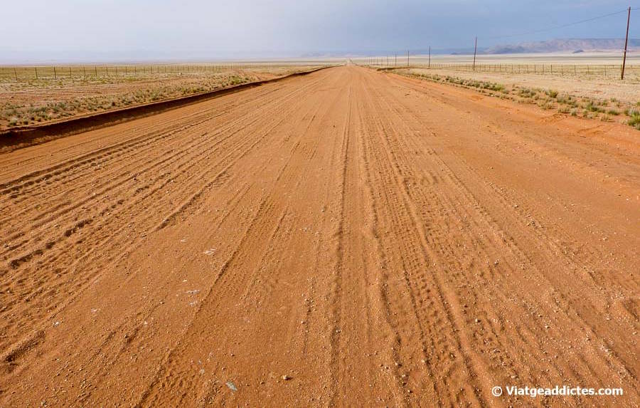Seguint la pista C27 que voreja el desert del Namib