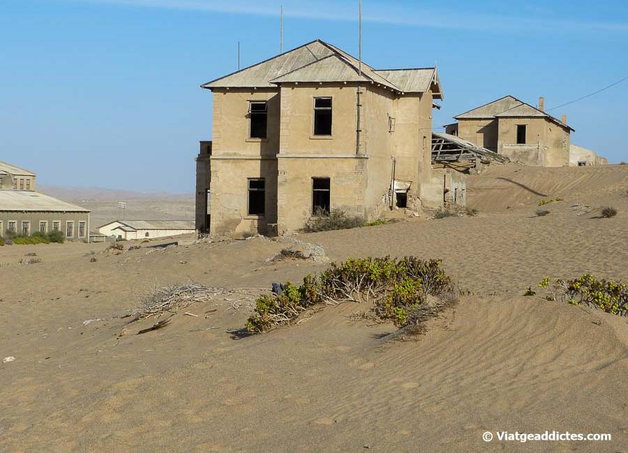 Antigues cases de Kolmanskop assetjades per les dunes de sorra