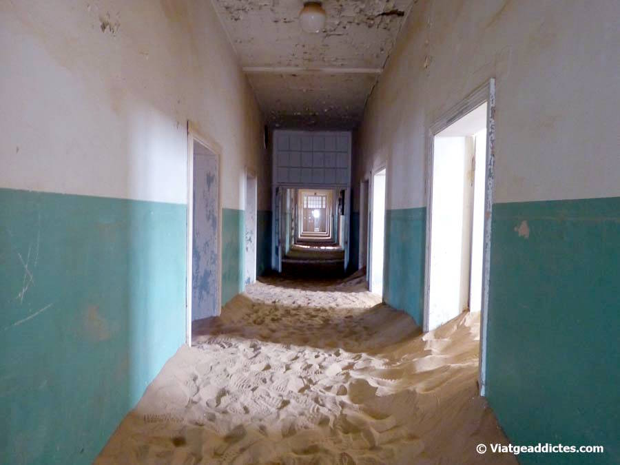 Sorra envaïnt l'antic hospital de Kolmanskop