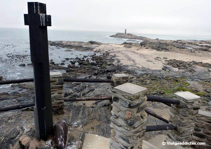 La creu de Dias Point, amb vistes sobre aquesta costa salvatge