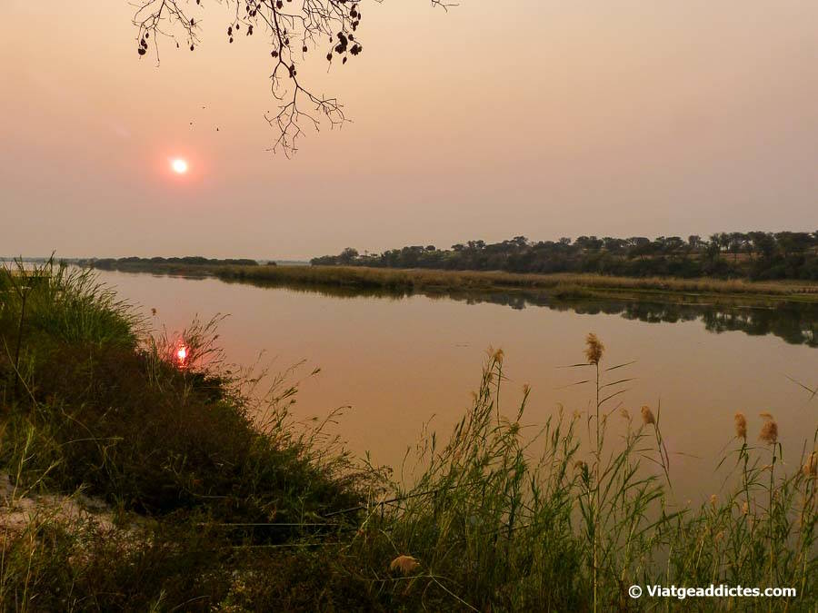 Posta de sol sobre el riu Okavango, aquí frontrera natural entre Namíbia i Angola