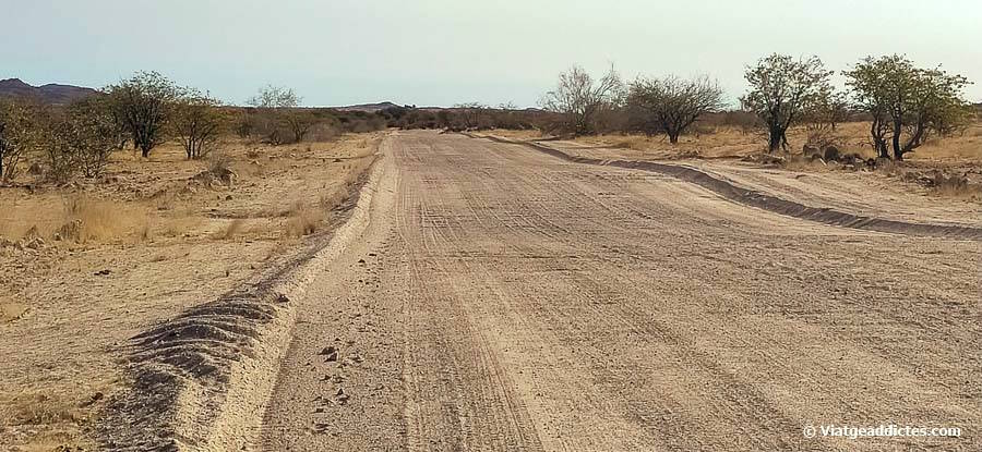 Una de les pistes de grava de Damarlanad en el camí cap a Twyfelfontein