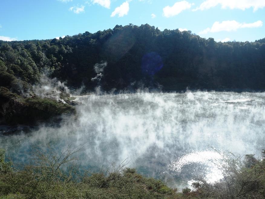 Llac d'aigües termals a Waimangu Valley