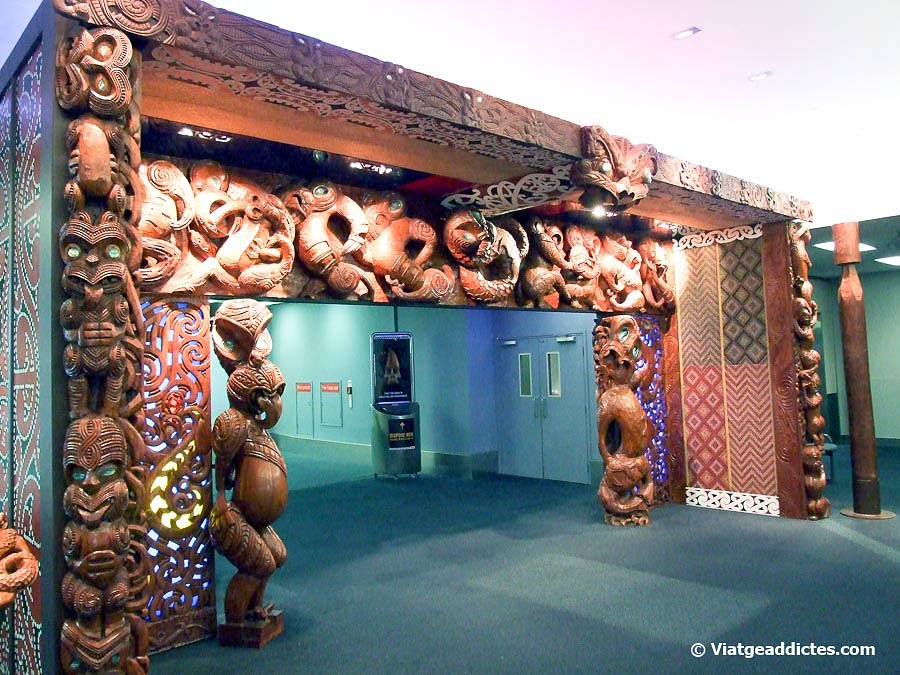 La porta d'arribades a l'aeroport d'Auckland, amb motius maoris La porta d'arribades a l'aeroport d'Auckland, amb motius maoris