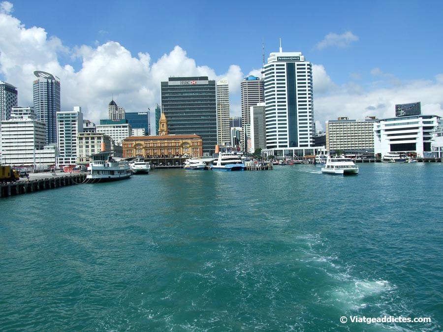 Vista del port d'Auckland des del ferri a Devonport (Auckland, illa Nord de Nova Zelanda) Vista del port d'Auckland des del ferri a Devonport (Auckland, illa Nord de Nova Zelanda)