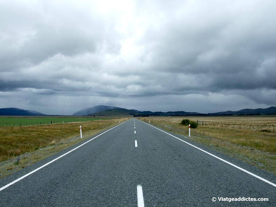 Carretera del centre de l'illa Sud, prop de Tekapo (Canterbury, illa Sud de Nova Zelanda Carretera del centre de l'illa Sud, prop de Tekapo (Canterbury, illa Sud de Nova Zelanda