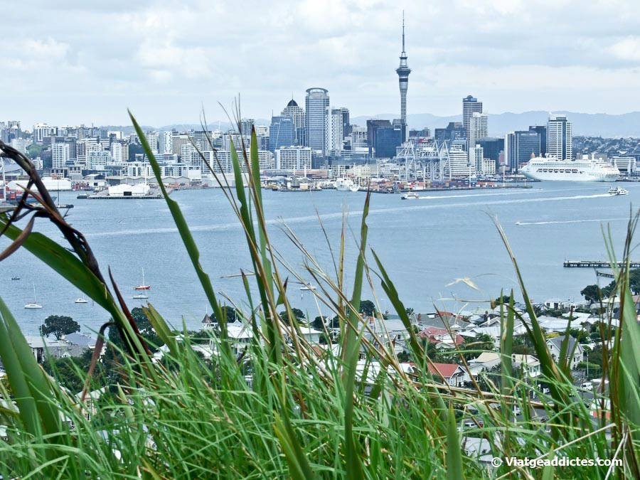 Vista del centre d'Auckland des del Mont Victòria (Devonport, illa Nord de Nova Zelanda) Vista del centre d'Auckland des del Mont Victòria (Devonport, illa Nord de Nova Zelanda)