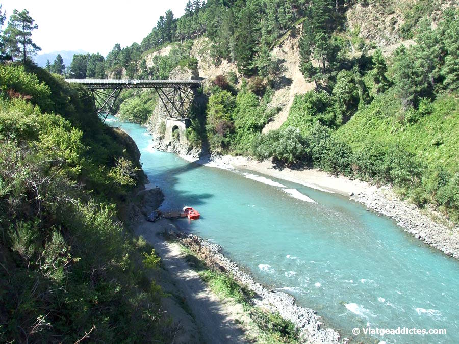 L'històric pont Waiau Ferry Bridge sobre el riu Waiau (Hanmer Springs, illa Sud de Nova Zelanda) L'històric pont Waiau Ferry Bridge sobre el riu Waiau (Hanmer Springs, illa Sud de Nova Zelanda)