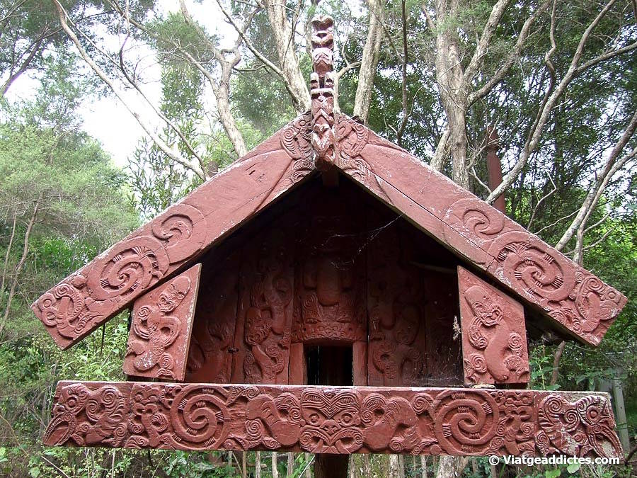 Rèplica d'una casa tradicional en el poblat maori a Te Ahurea (Kerikeri, illa Nord de Nova Zelanda) Rèplica d'una casa tradicional en el poblat maori a Te Ahurea (Kerikeri, illa Nord de Nova Zelanda)