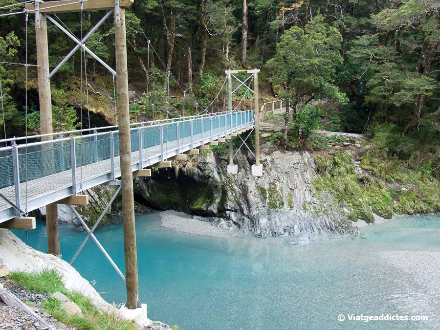 Pont sobre el riu Blue (Blue Pools, Makarora, illa Sud de Nova Zelanda) Pont sobre el riu Blue (Blue Pools, Makarora, illa Sud de Nova Zelanda)