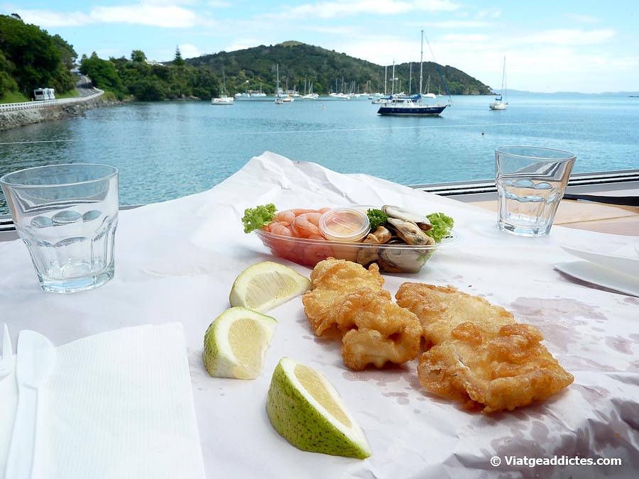 Dinar amb vistes (Mangonui, illa Nord de Nova Zelanda) Dinar amb vistes (Mangonui, illa Nord de Nova Zelanda)
