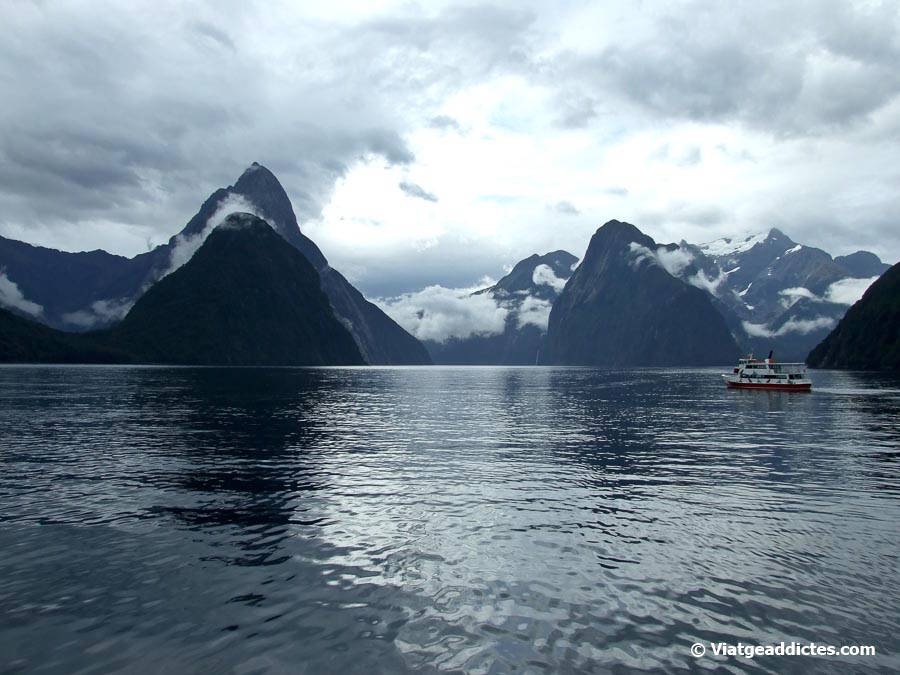Navegant per les aigües de Milford Sound (Milford Sound, illa Sud de Nova Zelanda) Navegant per les aigües de Milford Sound (Milford Sound, illa Sud de Nova Zelanda)