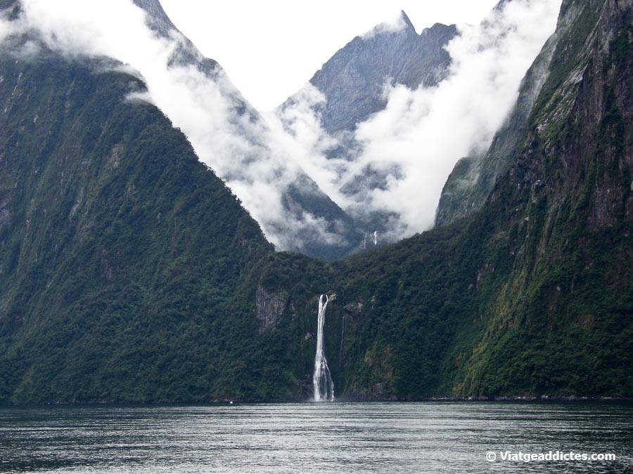 Les cascades Stirling sobre les aigües del fiord (Milford Sound, illa Sud de Nova Zelanda)