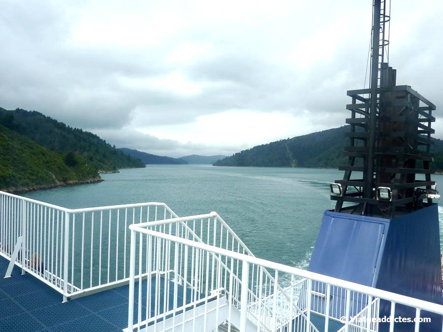 Navegant pels fiords de Marlborough Sounds (Estret de Cook, Nova Zelanda) Navegant pels fiords de Marlborough Sounds (Estret de Cook, Nova Zelanda)