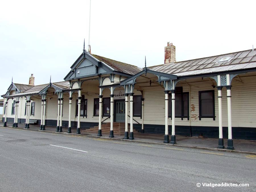 L'antiga estació de ferrocarril d'Oamaru, inaugurada el 1900 (Oamaru, illa Sud de Nova Zelanda) L'antiga estació de ferrocarril d'Oamaru, inaugurada el 1900 (Oamaru, illa Sud de Nova Zelanda)