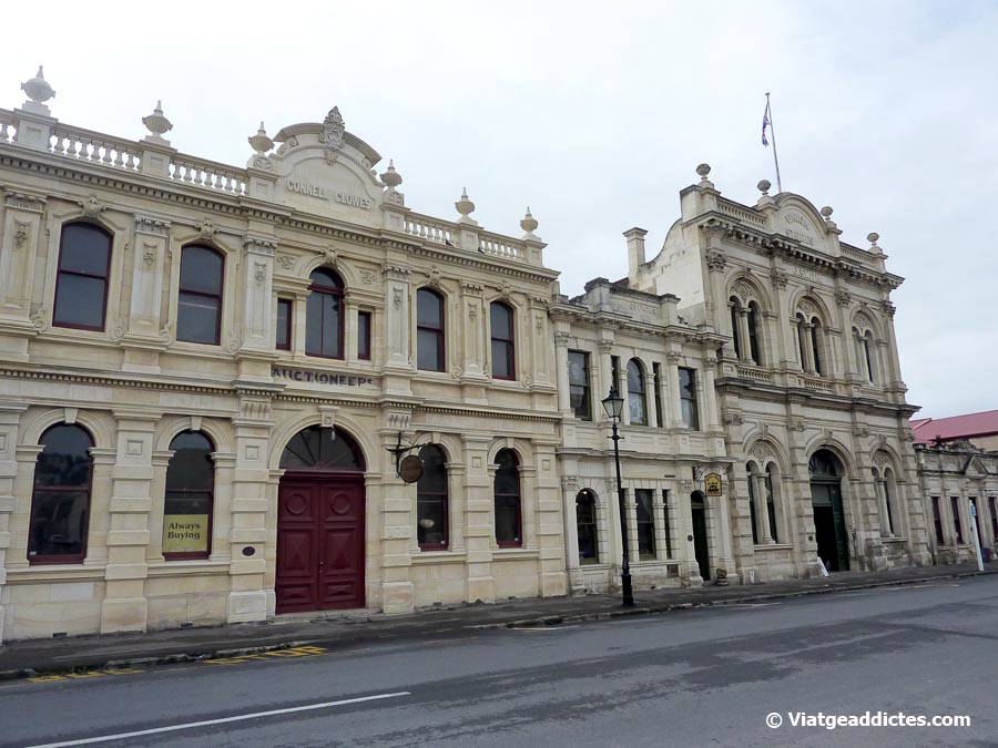 Edificis d'estil victorià en un dels carrers del Districte Històric (Oamaru, illa Sud de Nova Zelanda) Edificis d'estil victorià en un dels carrers del Districte Històric (Oamaru, illa Sud de Nova Zelanda)