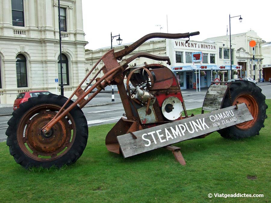 Una de les obres d'art retro-futuristes d'Steampunk HQ exposades en el centre històric (Oamaru, illa Sud de Nova Zelanda) Una de les obres d'art retro-futuristes d'Steampunk HQ exposades en el centre històric (Oamaru, illa Sud de Nova Zelanda)