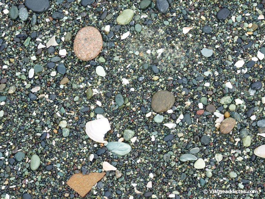 Pedres «precioses» a la platja Gemstone (Orepuki, illa Sud de Nova Zelanda) Pedres «precioses» a la platja Gemstone (Orepuki, illa Sud de Nova Zelanda)