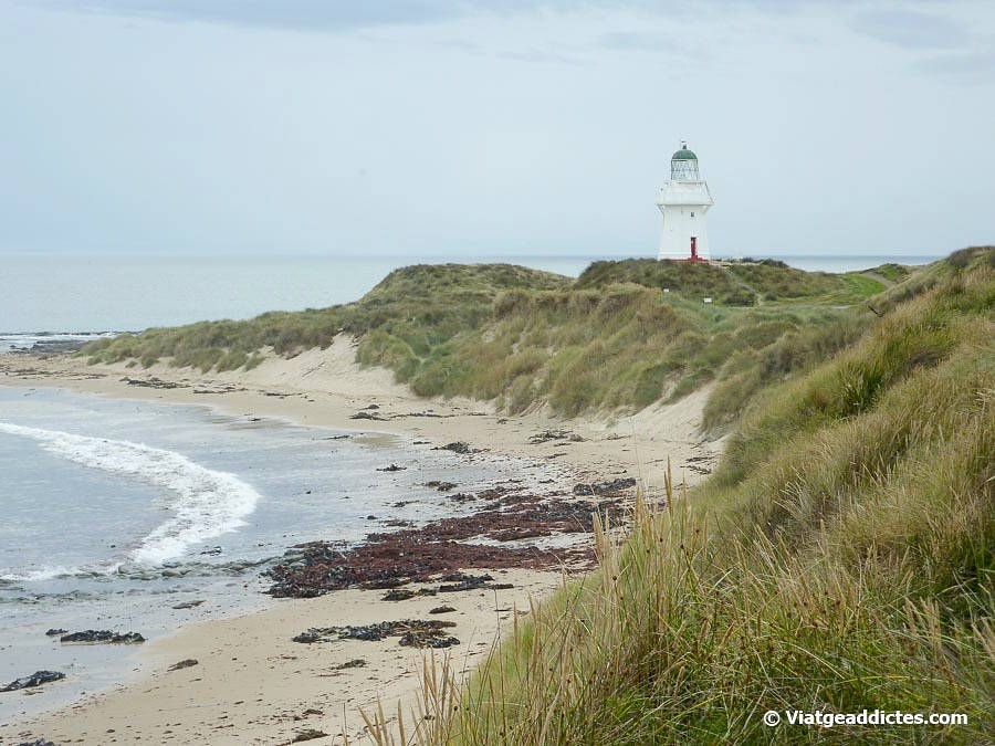 La platja i far de Waipapa (Otara, illa Sud de Nova Zelanda) La platja i far de Waipapa (Otara, illa Sud de Nova Zelanda)