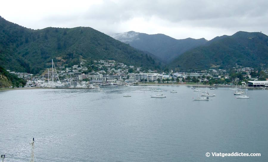 Arribada amb el ferri al port de Picton (Picton, illa Sud de Nova Zelanda) Arribada amb el ferri al port de Picton (Picton, illa Sud de Nova Zelanda)