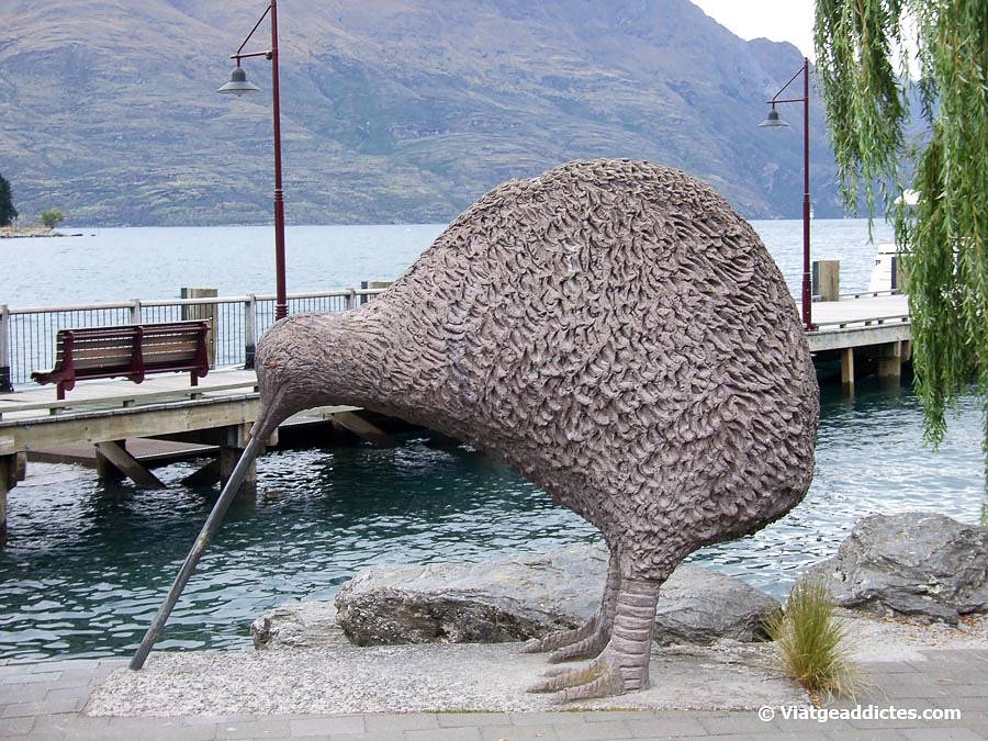 Estàtua gegant del kiwi, l'ocell autòcton neozelandès (O'Regans Wharf, Queenstown, illa Sud de Nova Zelanda) Estàtua gegant del kiwi, l'ocell autòcton neozelandès (O'Regans Wharf, Queenstown, illa Sud de Nova Zelanda)