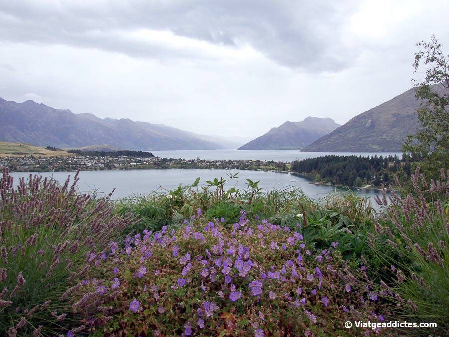 Vistes sobre el llac Wakatipu des del barri de Terrace (Queenstown, illa Sud de Nova Zelanda) Vistes sobre el llac Wakatipu des del barri de Terrace (Queenstown, illa Sud de Nova Zelanda)