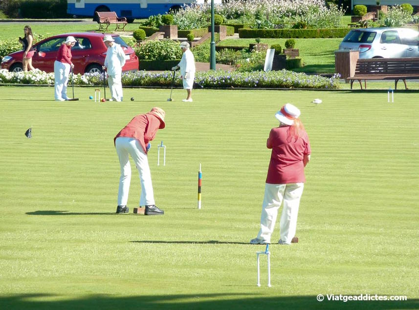 Jugant a Croquet en el parc Government Gardens (Rotorua, illa Nord de Nova Zelanda) Jugant a Croquet en el parc Government Gardens (Rotorua, illa Nord de Nova Zelanda)