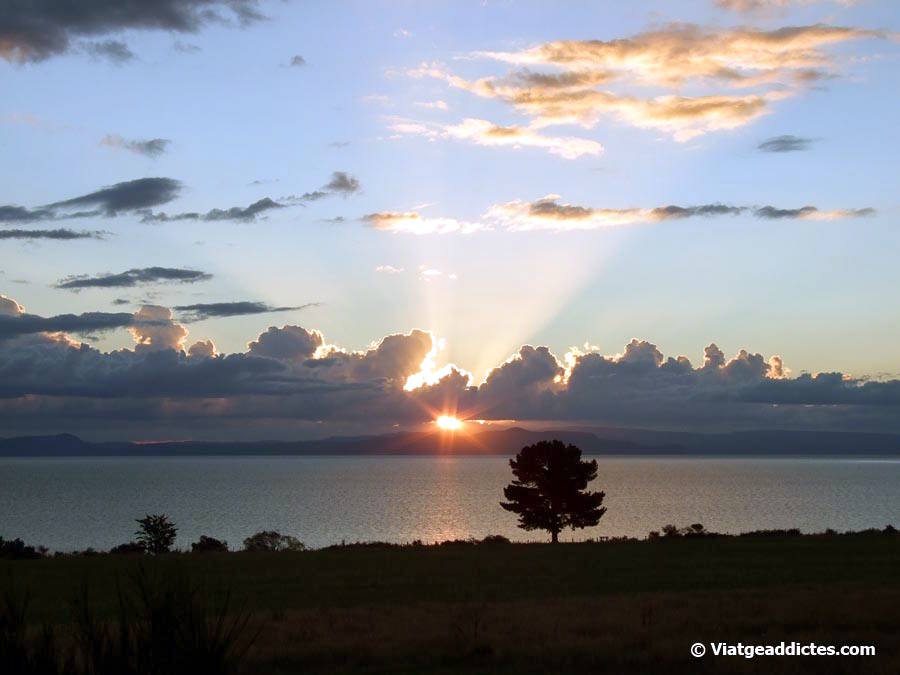 Posta de sol sobre el llac Taupō (Taupō, illa Nord de Nova Zelanda) Posta de sol sobre el llac Taupō (Taupō, illa Nord de Nova Zelanda)