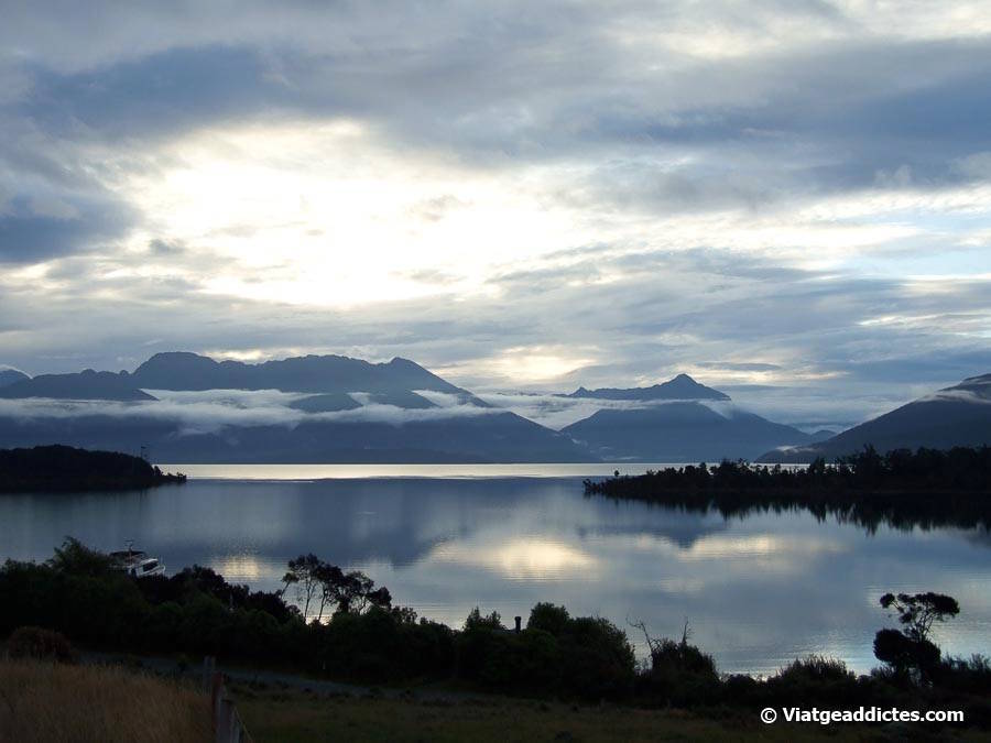 Capvespre al llac Anau (Anau Lake, illa Sud de Nova Zelanda) Capvespre al llac Anau (Anau Lake, illa Sud de Nova Zelanda)