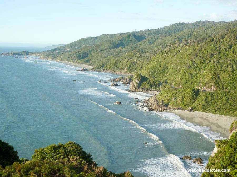 Vista sobre la badia de Meybille des del mirador Irimahuwhero (Te Miko, illa Sud de Nova Zelanda) Vista sobre la badia de Meybille des del mirador Irimahuwhero (Te Miko, illa Sud de Nova Zelanda)