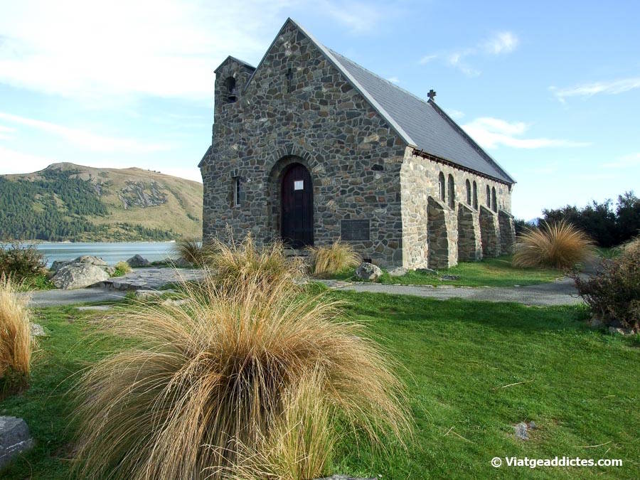 La bonica església de pedra davant del llac Tekapo (Church of the Good Shepherd, Tekapo Lake, illa Sud de Nova Zelanda) La bonica església de pedra davant del llac Tekapo (Church of the Good Shepherd, Tekapo Lake, illa Sud de Nova Zelanda)
