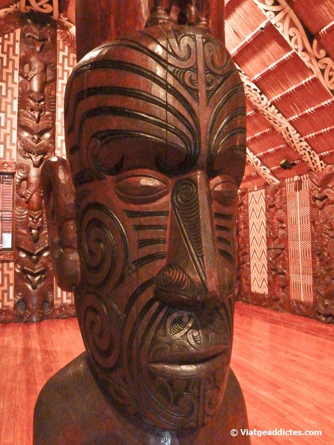 Talla de fusta maori en la casa comunal maori «Te Whare Rūnanga»<br />(Waitangi National Trust, illa Nord de Nova Zelanda) Talla de fusta maori en la casa comunal maori «Te Whare Rūnanga»<br />(Waitangi National Trust, illa Nord de Nova Zelanda)