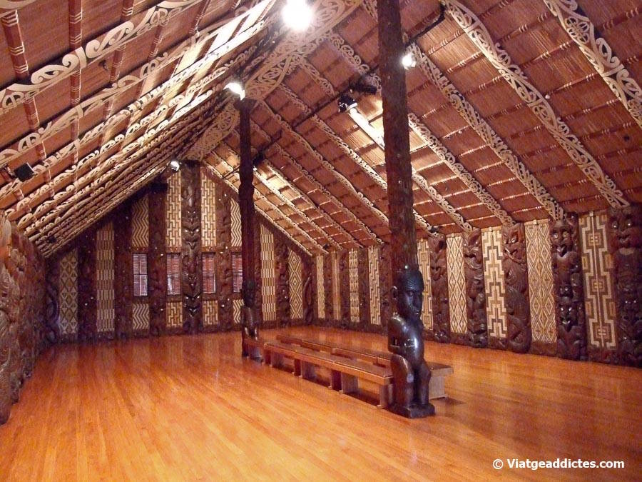 Interior de la «Te Whare Rūnanga», un bell exemple de casa comunal maori (Waitangi National Trust, illa Nord de Nova Zelanda) Interior de la «Te Whare Rūnanga», un bell exemple de casa comunal maori (Waitangi National Trust, illa Nord de Nova Zelanda)