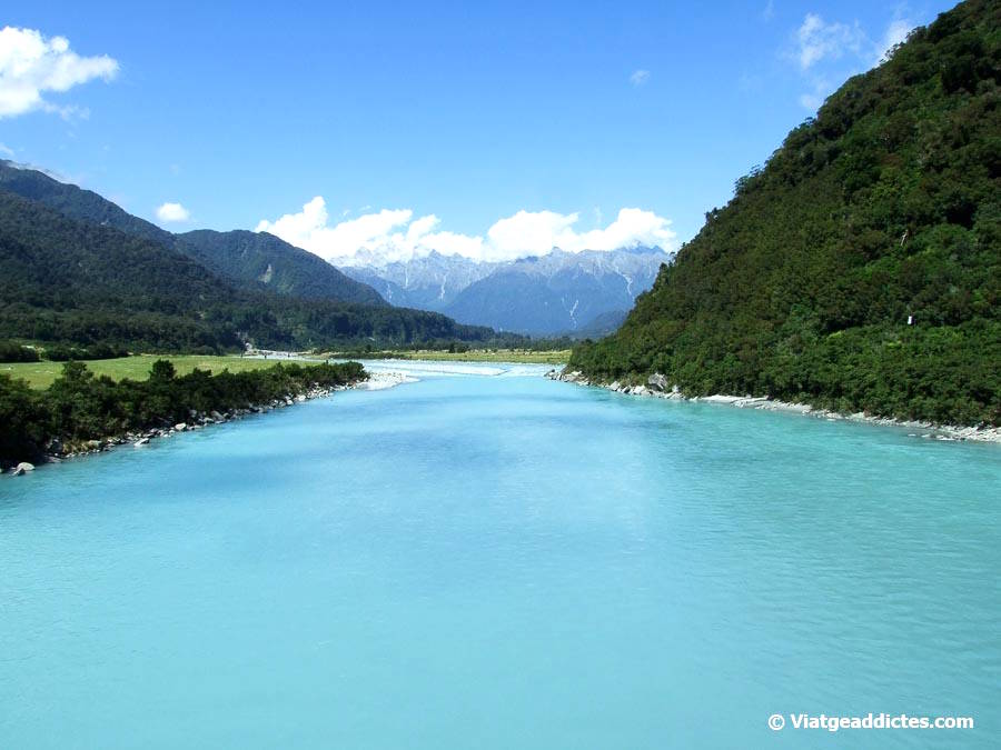 Les aigües de color turquesa del riu Whataroa (Whataroa, illa Sud de Nova Zelanda) Les aigües de color turquesa del riu Whataroa (Whataroa, illa Sud de Nova Zelanda)