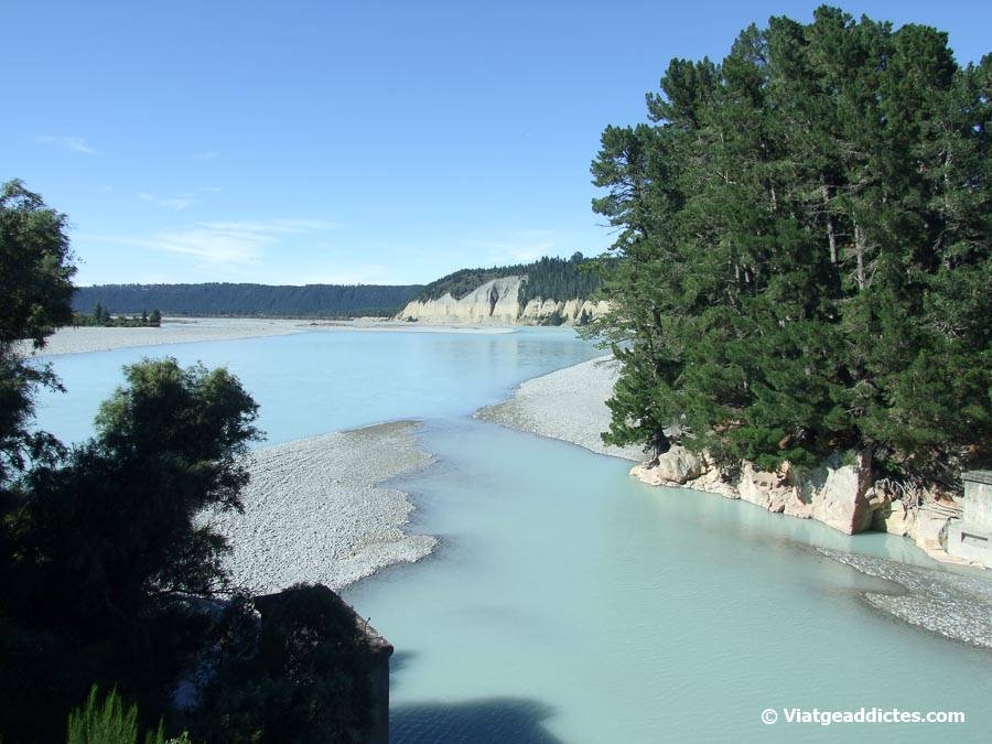 Vista sobre la gorja Rakaia formada pel riu Rakaia (Windwhistle, illa Sud de Nova Zelanda) Vista sobre la gorja Rakaia formada pel riu Rakaia (Windwhistle, illa Sud de Nova Zelanda)