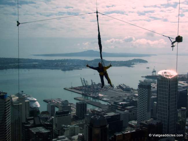 Saltando 192 metros al vacío desde la SkyTower de Auckland ...y: no somos nosotros, no!